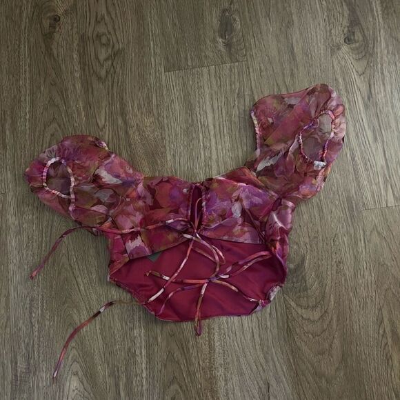 Le Lis Collection MAGENTA FLORAL CROP TOP with mesh sleeves S - Picture 5 of 5